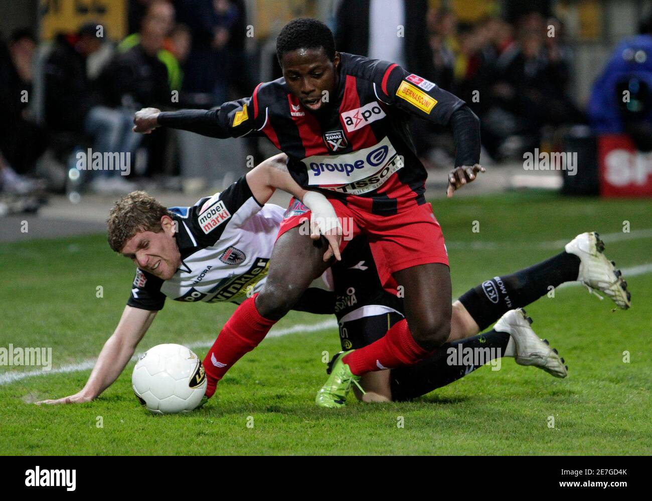 David Marazzi (L) del FC Aarau combatte per la palla con Fatadi Abdulla  Baba (R) di Neuchatel Xamax durante la loro partita di calcio della Super  League ad Aarau il 13 aprile