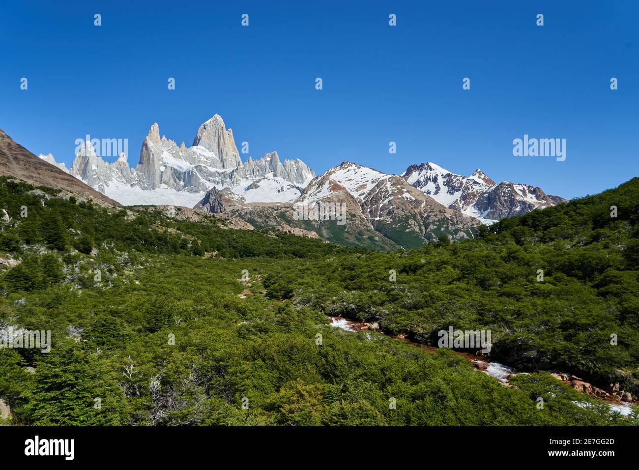 Il Monte Fitzroy è un'alta e caratteristica vetta montana nell'Argentina meridionale, Patagonia, in Sud America e una popolare destinazione di viaggio per escursioni a piedi Foto Stock