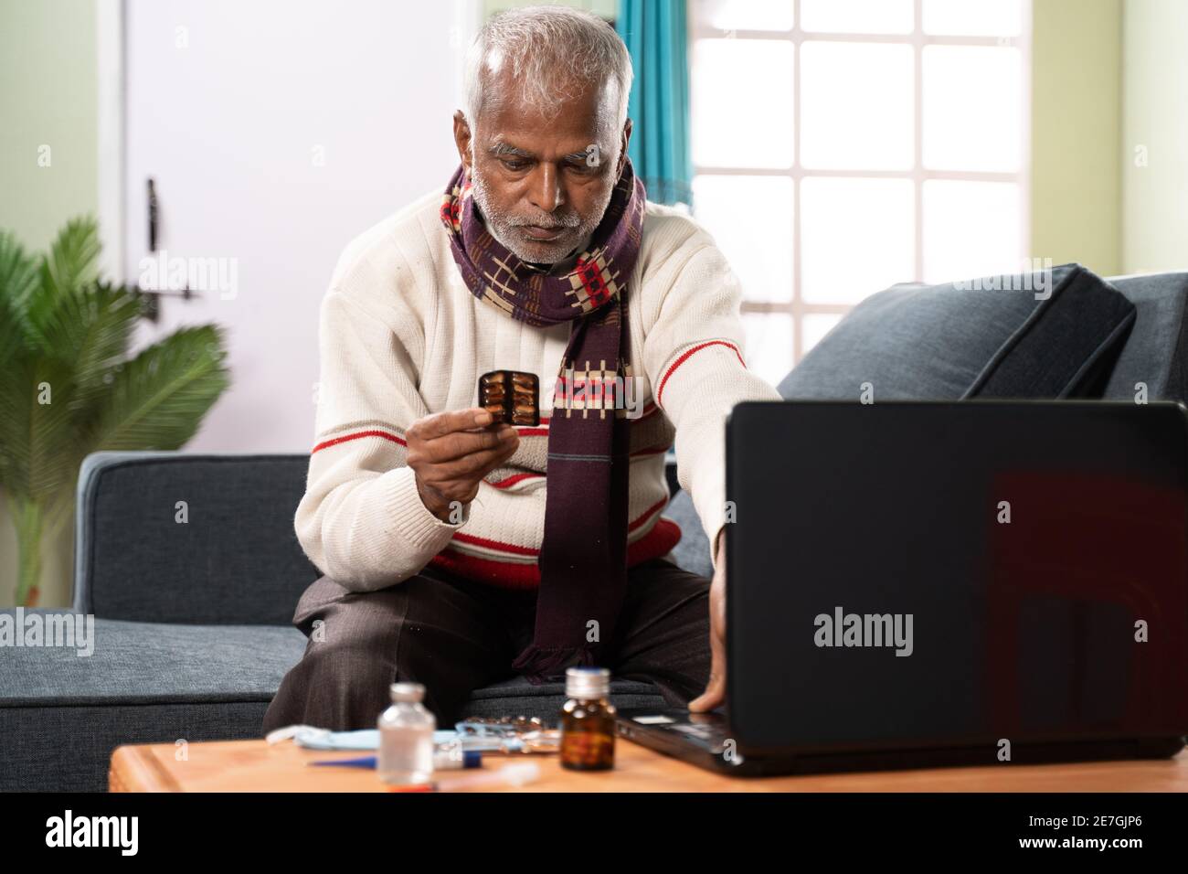 Malato vecchio che cerca di acquistare farmaci on-line in un computer portatile inserendo i dettagli della droga - concetto di farmaceutico, e-commerce e l'acquisto online Foto Stock