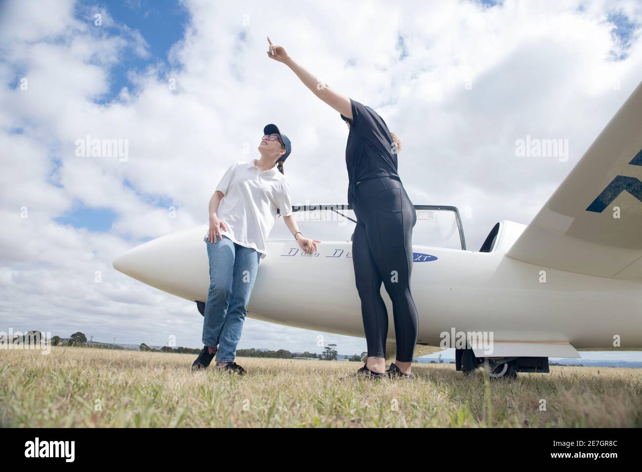 Due giovani donne al Melbourne Gliding Club at the Bacchus Marsh Gliding Center Foto Stock