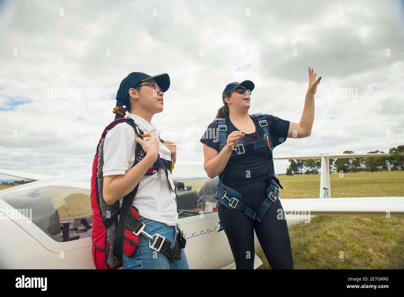 Due giovani donne al Melbourne Gliding Club at the Bacchus Marsh Gliding Center Foto Stock