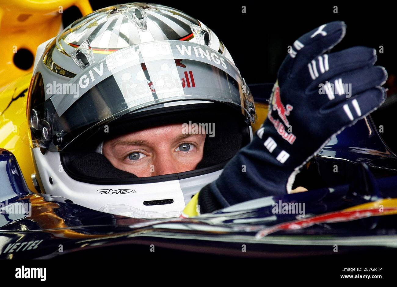 I guanti di tedesco di Formula Uno pilota Sebastian Vettel della BMW Sauber  raffigurata sulla sua vettura da gara durante la pratica 3 sessione  all'Indianapolis Motor Speedway di Indianapolis, IN, Stati Uniti,