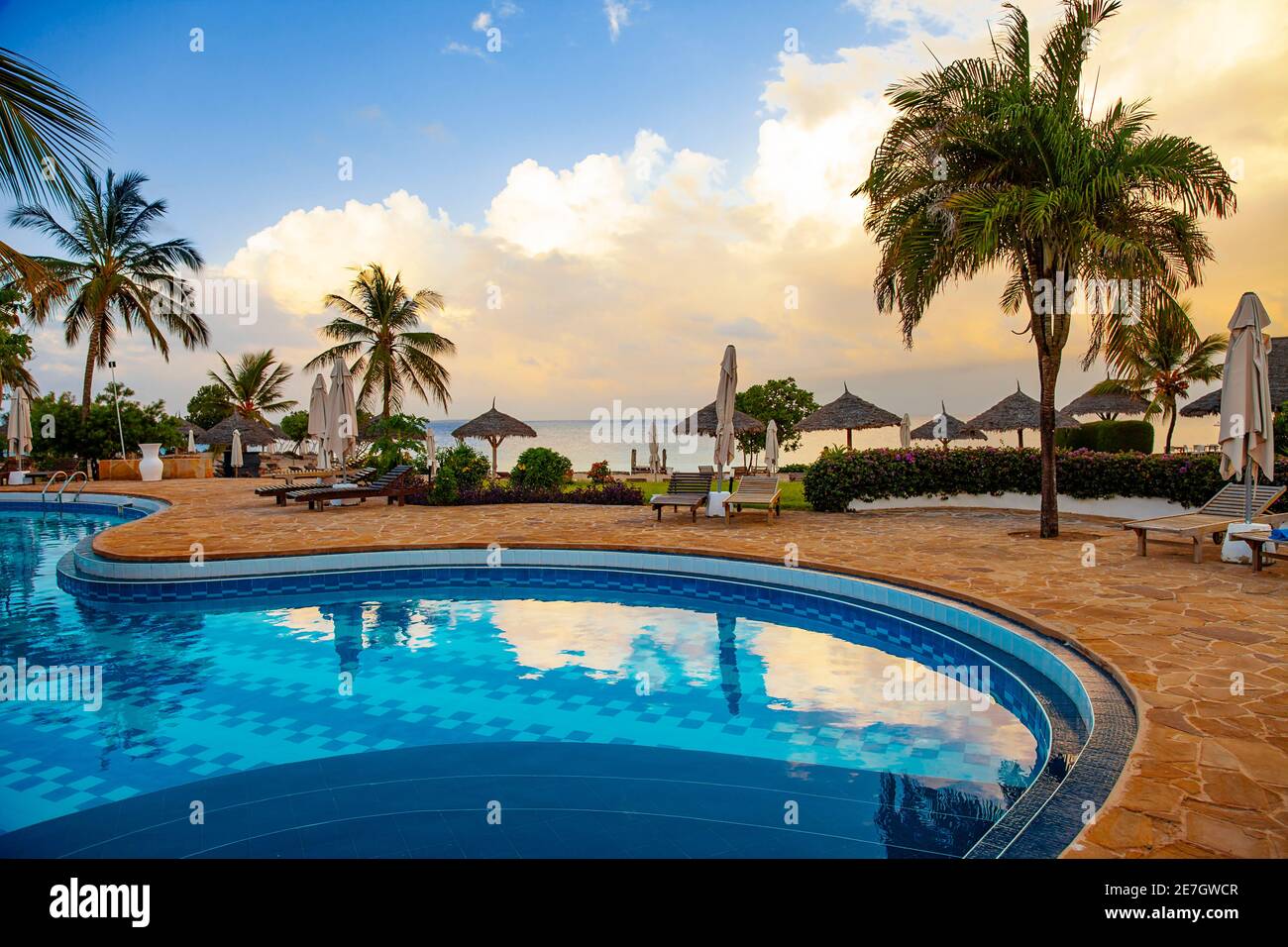 Paesaggio esotico tropicale del mattino con incredibili nuvole Foto Stock