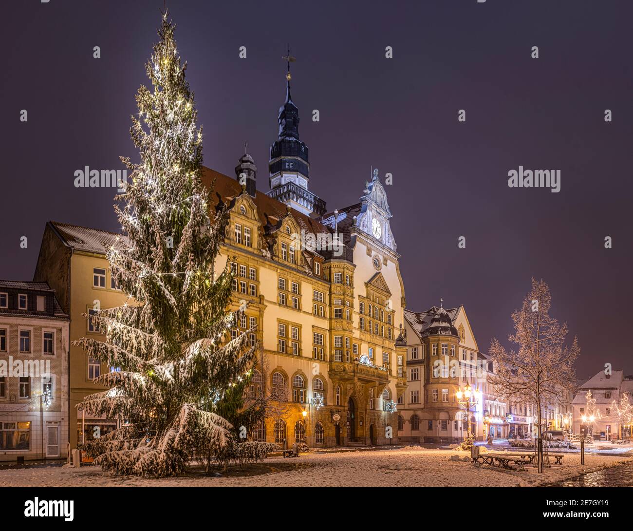 Werdau zur Weihnachtszeit mit Warehnachtsbaum im Schnee, Rathaus und Markt, Sachsen Foto Stock