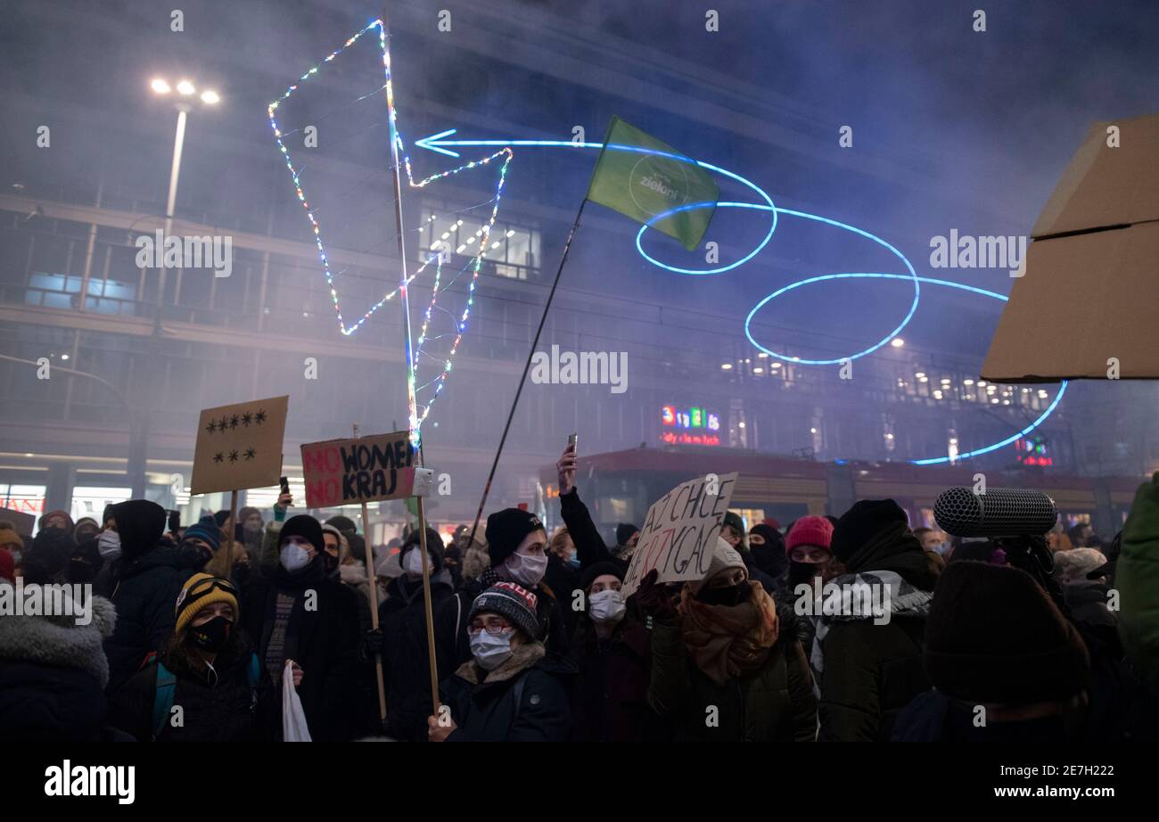 Varsavia, Varsavia, Polonia. 29 gennaio 2021. I manifestanti hanno cartelloni e bandiere d'onda il 29 gennaio 2021 a Varsavia, Polonia. Migliaia di persone hanno preso parte alla protesta in corso a livello nazionale contro l'inasprimento della legge sull'aborto come oggi ricorre cento giorni dalla sentenza del Tribunale costituzionale, che rende incostituzionale l'aborto in caso di malattia grave e irreversibile del feto. La polizia ha dispiegato diversi blocchi stradali e si sono verificati scontri con i manifestanti che hanno portato agli arresti e all'uso dello spray al pepe contro i manifestanti pacifici. Credit: Aleksander Kalka/ZUMA Wire/Alamy Live News Foto Stock