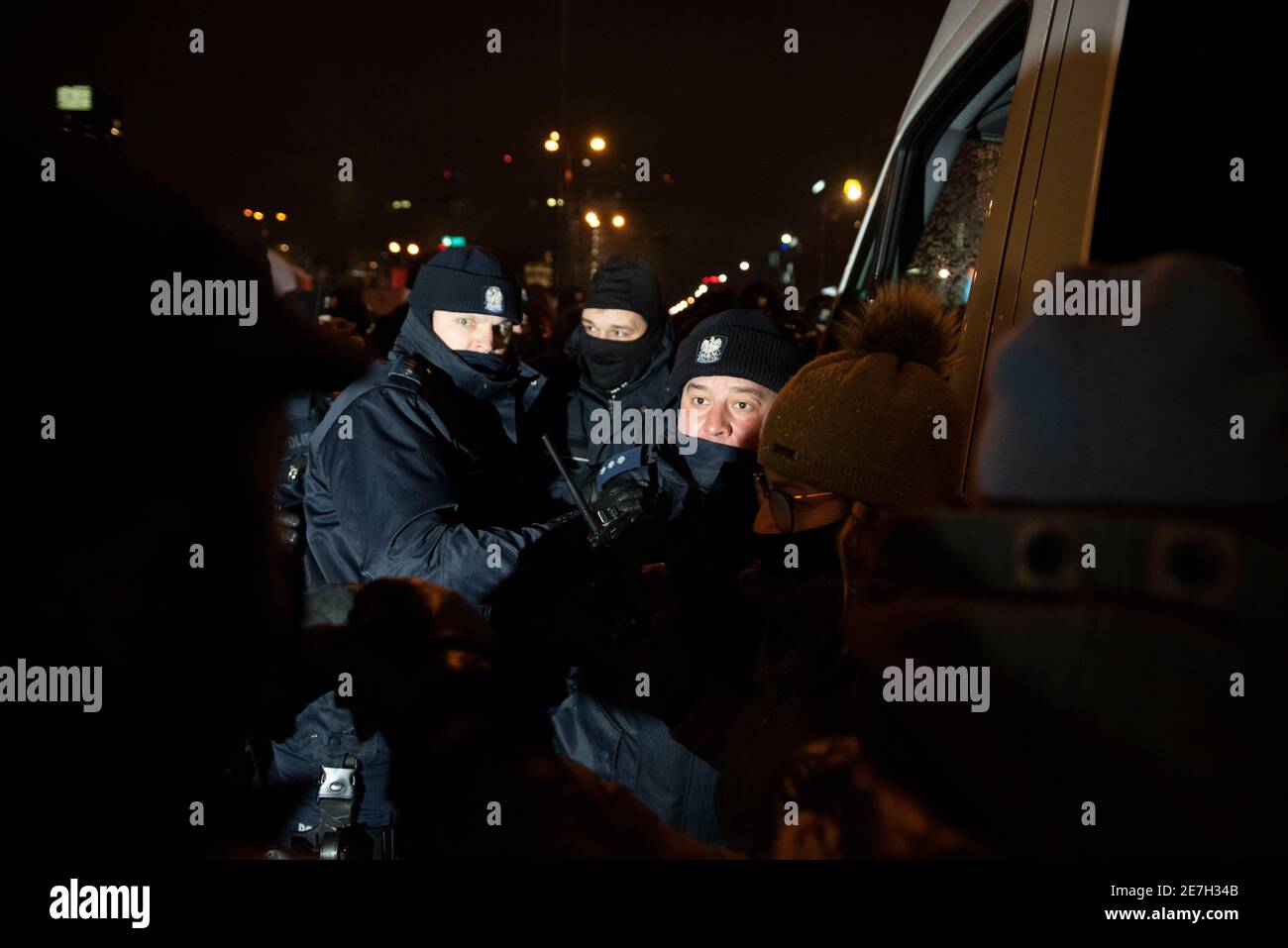 Varsavia, Varsavia, Polonia. 29 gennaio 2021. I poliziotti gridano ai dimostranti mentre tentano di far uscire l'autista dal pulmino audio il 29 gennaio 2021 a Varsavia, Polonia. Migliaia di persone hanno preso parte alla protesta in corso a livello nazionale contro l'inasprimento della legge sull'aborto come oggi ricorre cento giorni dalla sentenza del Tribunale costituzionale, che rende incostituzionale l'aborto in caso di malattia grave e irreversibile del feto. La polizia ha dispiegato diversi blocchi stradali e si sono verificati scontri con i manifestanti che hanno portato agli arresti e all'uso dello spray al pepe contro i manifestanti pacifici. (Immagine di credito: © Aleksa Foto Stock