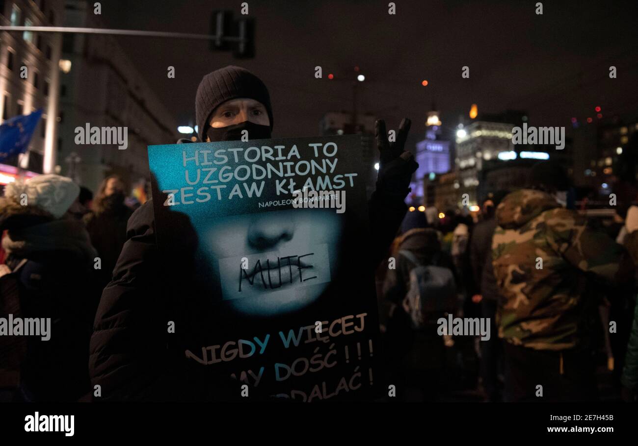 Varsavia, Varsavia, Polonia. 29 gennaio 2021. Un dimostratore tiene un cartello il 29 gennaio 2021 a Varsavia, Polonia. Migliaia di persone hanno preso parte alla protesta in corso a livello nazionale contro l'inasprimento della legge sull'aborto come oggi ricorre cento giorni dalla sentenza del Tribunale costituzionale, che rende incostituzionale l'aborto in caso di malattia grave e irreversibile del feto. La polizia ha dispiegato diversi blocchi stradali e si sono verificati scontri con i manifestanti che hanno portato agli arresti e all'uso dello spray al pepe contro i manifestanti pacifici. Credit: Aleksander Kalka/ZUMA Wire/Alamy Live News Foto Stock