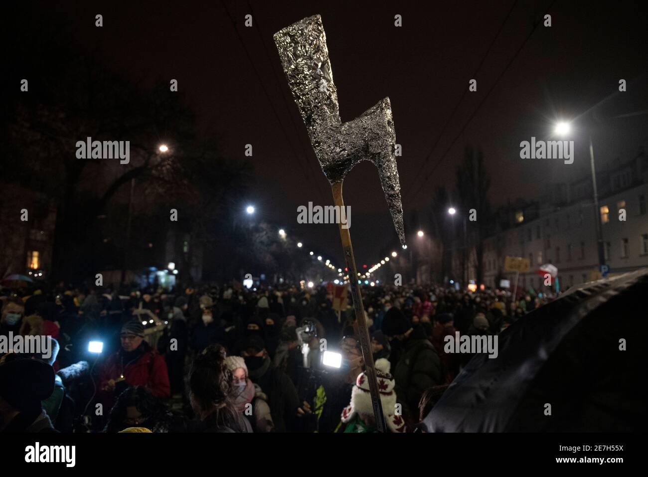 30 gennaio 2021, Varsavia, Varsavia, Polonia: Il 29 gennaio 2021 a Varsavia, Polonia, viene visualizzato il logo di uno sciopero della donna. Migliaia di persone hanno preso parte alla protesta in corso a livello nazionale contro l'inasprimento della legge sull'aborto come oggi ricorre cento giorni dalla sentenza del Tribunale costituzionale, che rende incostituzionale l'aborto in caso di malattia grave e irreversibile del feto. La polizia ha dispiegato diversi blocchi stradali e si sono verificati scontri con i manifestanti che hanno portato agli arresti e all'uso dello spray al pepe contro i manifestanti pacifici. (Immagine di credito: © Aleksander Kalka/FILO ZUMA) Foto Stock