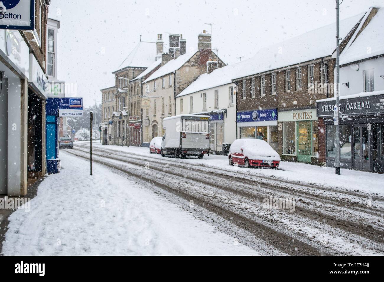 OAKHAM/RUTLAND, INGHILTERRA - 24 GENNAIO 2021: Oakham High Street in una giornata innevata Foto Stock
