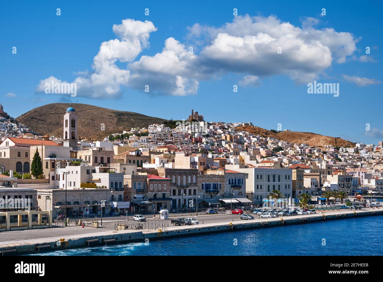 Ermoupoli città, isola di Syros, Grecia, chiesa ortodossa della Risurrezione di Cristo, case colorate, sole estivo, vacanza, fuga. Mar Mediterraneo. Foto Stock