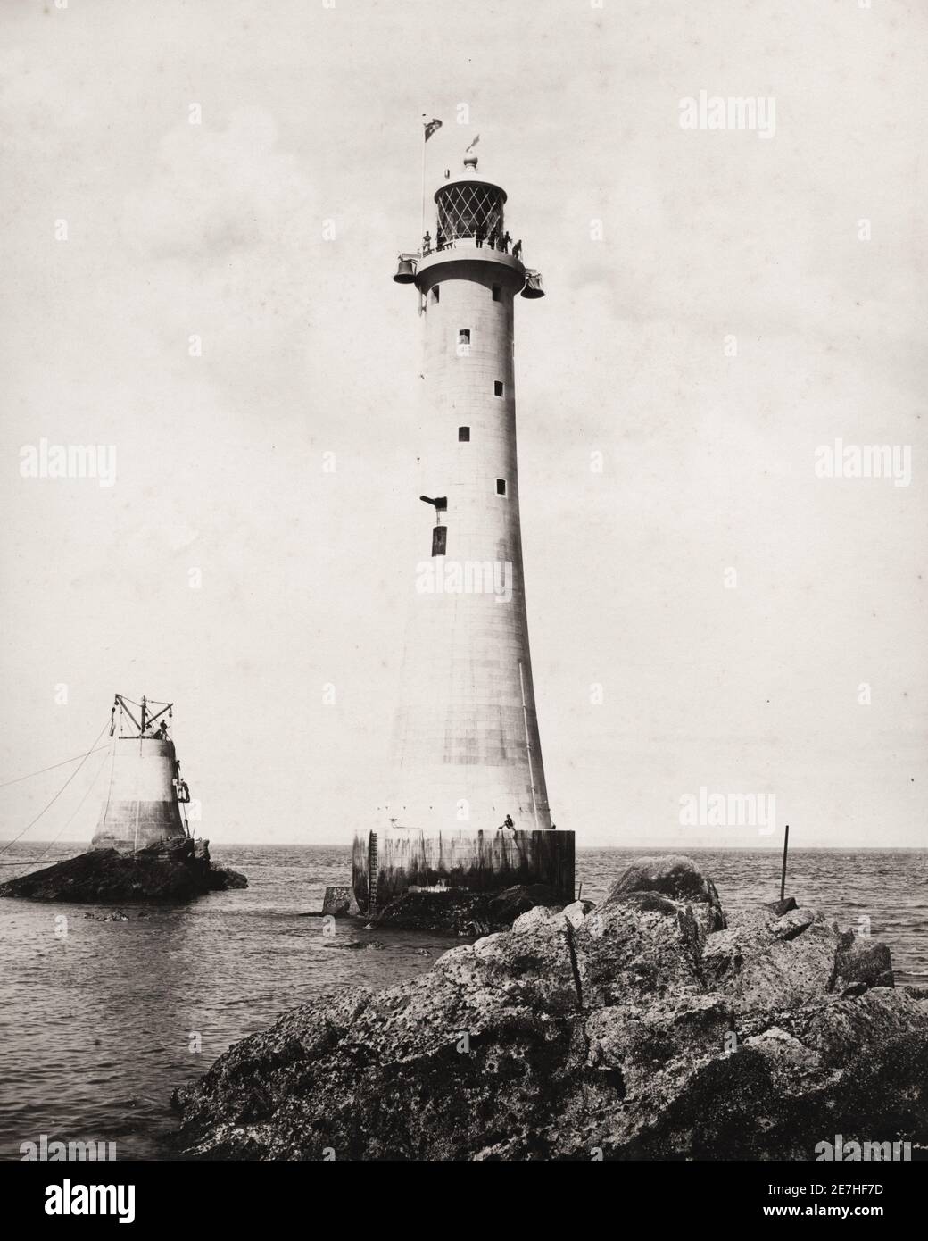 Fotografia d'epoca del XIX secolo: Il 'nuovo' faro di Eddystone dopo il completamento, circa 1890's. Questo è il quarto faro da costruire del sito. Il troncone della Torre di Smeaton - il terzo faro, è visibile a sinistra. Foto Stock