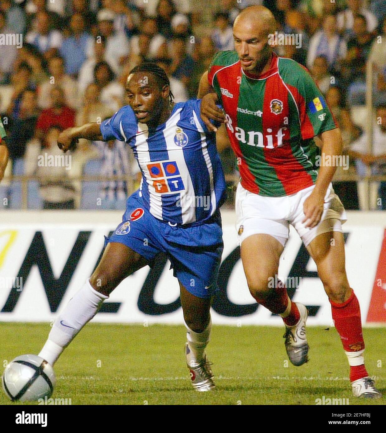 benni-mccarthy-l-di-porto-in-sudafrica-e-mitchell-van-der-gaag-di-maritimos-combattono-per-la-palla-durante-la-partita-di-calcio-della-premier-league-portoghese-allo-stadio-barreiros-di-funchal-sull-isola-portoghese-di-madeira-il-2-ottobre-2005-la-partita-ha-tirato-2-2-reuters-duarte-sa-2e7hfbj.jpg