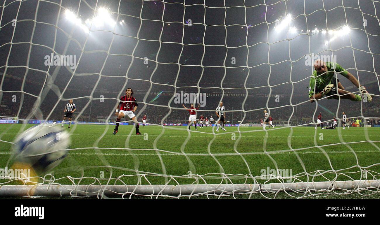 Juventus' goalkeeper Antonio Chimenti (R) flies through the air as AC Milan's Clarence Seedorf (unseen) shoots and scores during their Italian Serie A soccer match at the San Siro stadium in Milan October 29, 2005. AC Milan won 3-1. REUTERS/Alessandro Bianchi Foto Stock