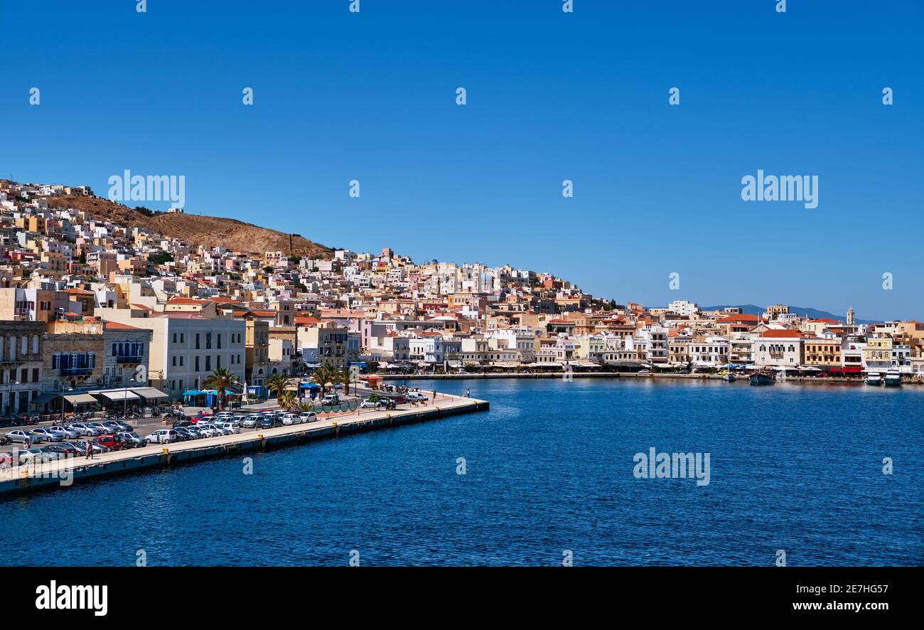 Porto di Ermoupoli sull'isola di Syros, Grecia e porto. Case colorate, chiese, passeggiata sotto il sole estivo. Island hopping, esplorando il Mar Mediterraneo. Foto Stock