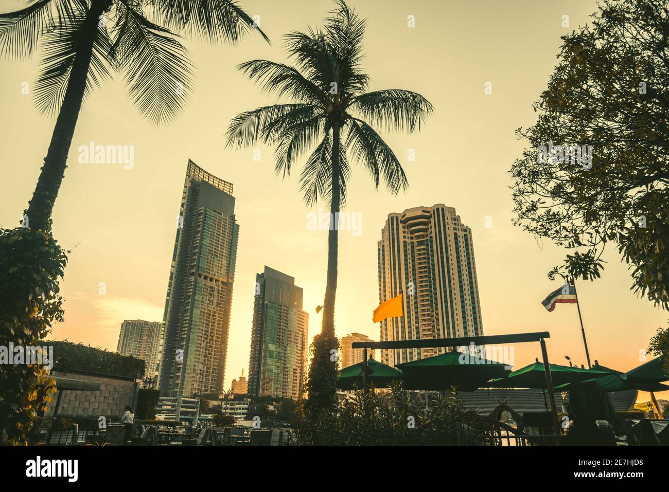 Tramonto in città. Ambiente Sole in Tropical Climate City. Foto Stock