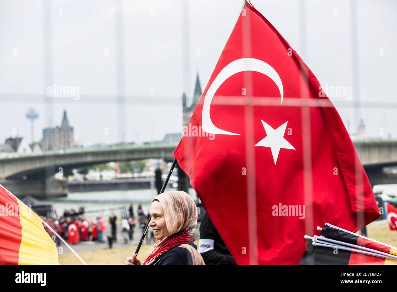 TŸrkische Flagge hinter einem Sicherheitszaun auf dem Pro-Erdogan GelŠnde in Deutz. †ber 2700 Polizisten sollen bei den 5 Demos heute in Kšln fŸr SIC Foto Stock