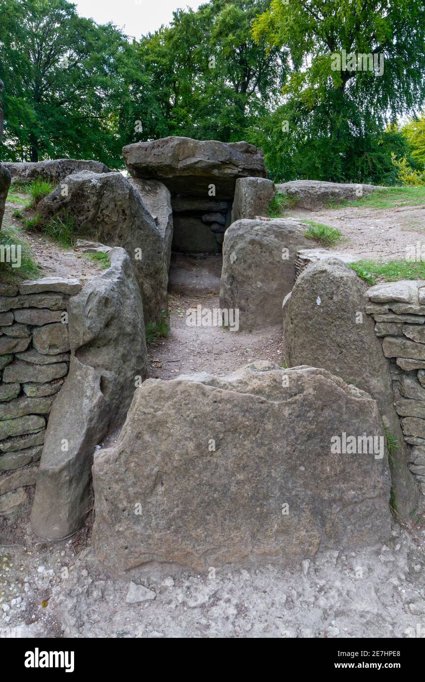 Vista lungo le pietre d'ingresso alla tomba Smithy a Neolitico di Wayland sulle Downs sopra la vale of the White Horse nell'Oxfordshire meridionale, Regno Unito. Foto Stock