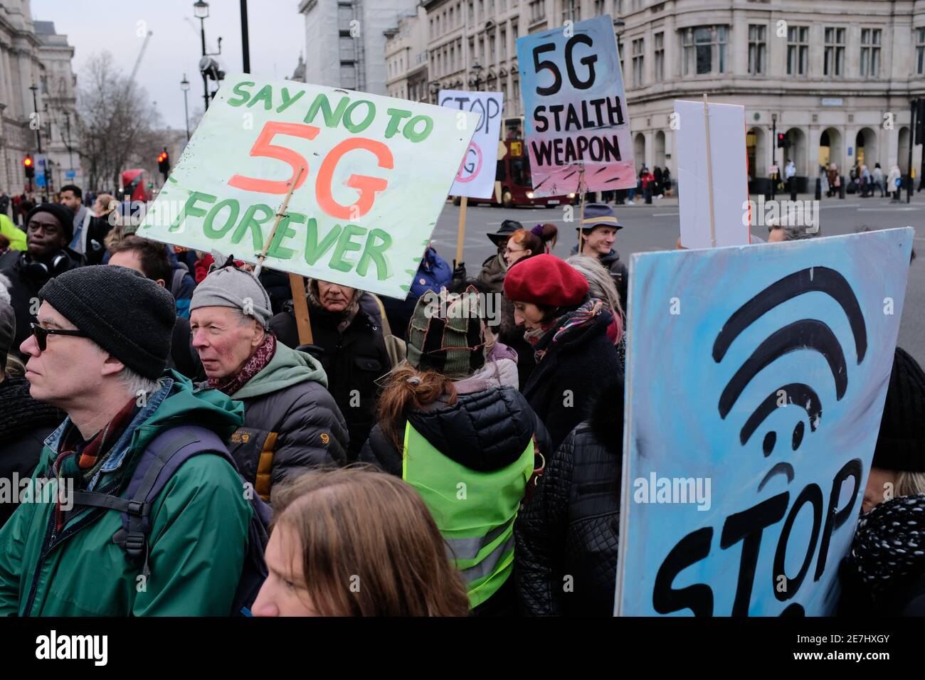 LONDRA - 25 GENNAIO 2020: I manifestanti si levano in piedi sulla piazza del Parlamento per discutere la sospensione del lancio delle reti telefoniche 5G. Foto Stock