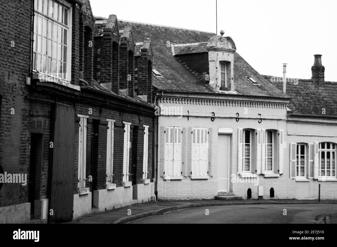 Case cittadine francesi tradizionali con finestre con persiane in bianco e nero Foto Stock