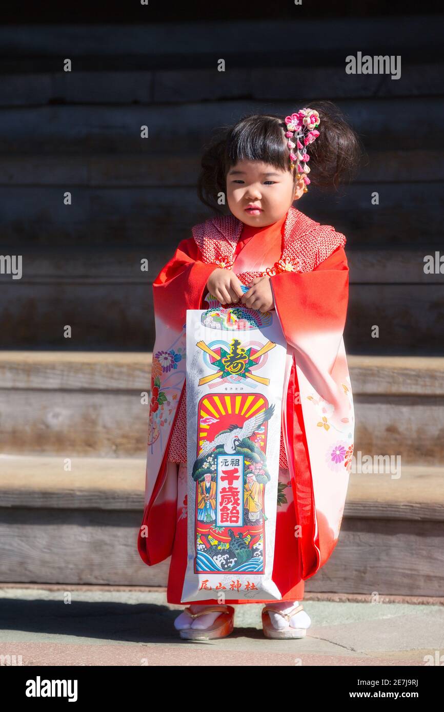 Ragazza giapponese in posa durante il giorno di Shichi-Go-San al Santuario di Oyama Jinja, Kanazawa, Giappone Foto Stock