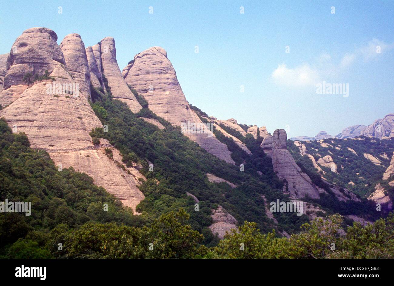 1983 Montserrat Spain Montserrat è una catena montuosa a più vette nei pressi di Barcellona, in Catalogna, Spagna. Fa parte della catena pre-costiera catalana. Le cime principali sono Sant Jeroni (1,236 m), Montgrós (1,120 m) e Miranda de les Agulles (903 m) Montserrat a Monistrol de Montserrat, Catalogna, Spagna Foto Stock