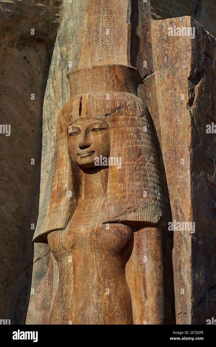 Una statua quarzita della Regina Tije o Teje vicino alle Colossioni Memnone a Khom el Hetan, Luxor, Egitto Foto Stock