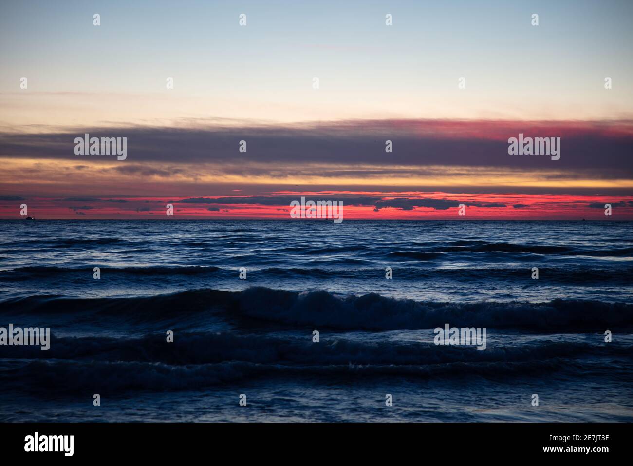 Una bella foto del mare al tramonto durante l'inverno, Forte de Marmi, Versilia, Toscana, Italia Foto Stock