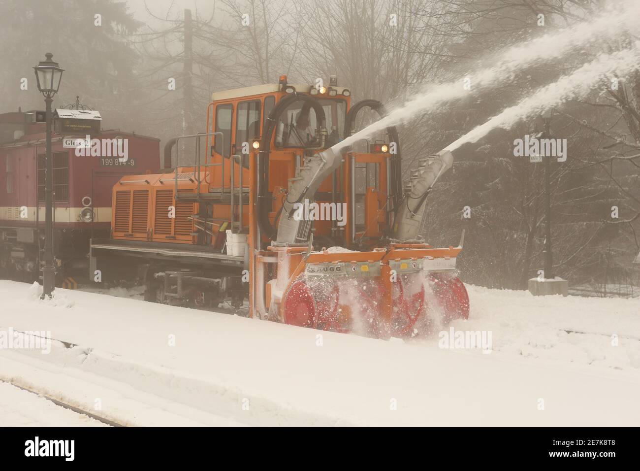 30 gennaio 2021, Sassonia-Anhalt, Wernigerode: Una speciale spazzaneve è usata per tenere le piste chiare alla stazione di Drei-Annen-Hohne. Dopo le forti nevicate della notte fino a sabato, le piste dell'Harzer Schmalspurbahn HSB sono state innevate. Foto: Mathias Bein/dpa-Zentralbild/dpa Foto Stock