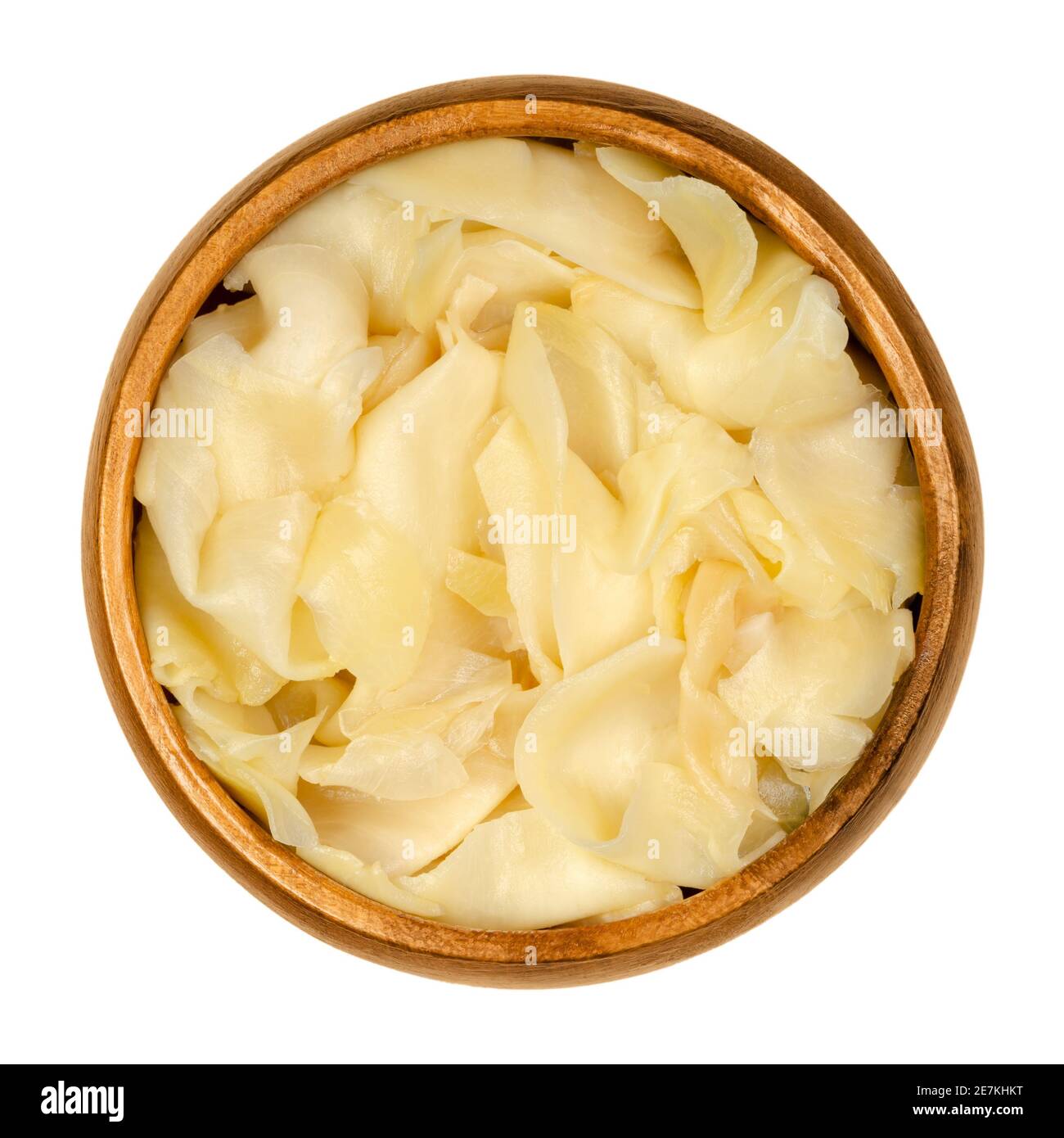 Gari, zenzero sottaceto in una ciotola di legno. Zenzero a fette sottili, marinato in zucchero e aceto, servito dopo il sushi. Il colore è giallo pallido o rosa. Foto Stock