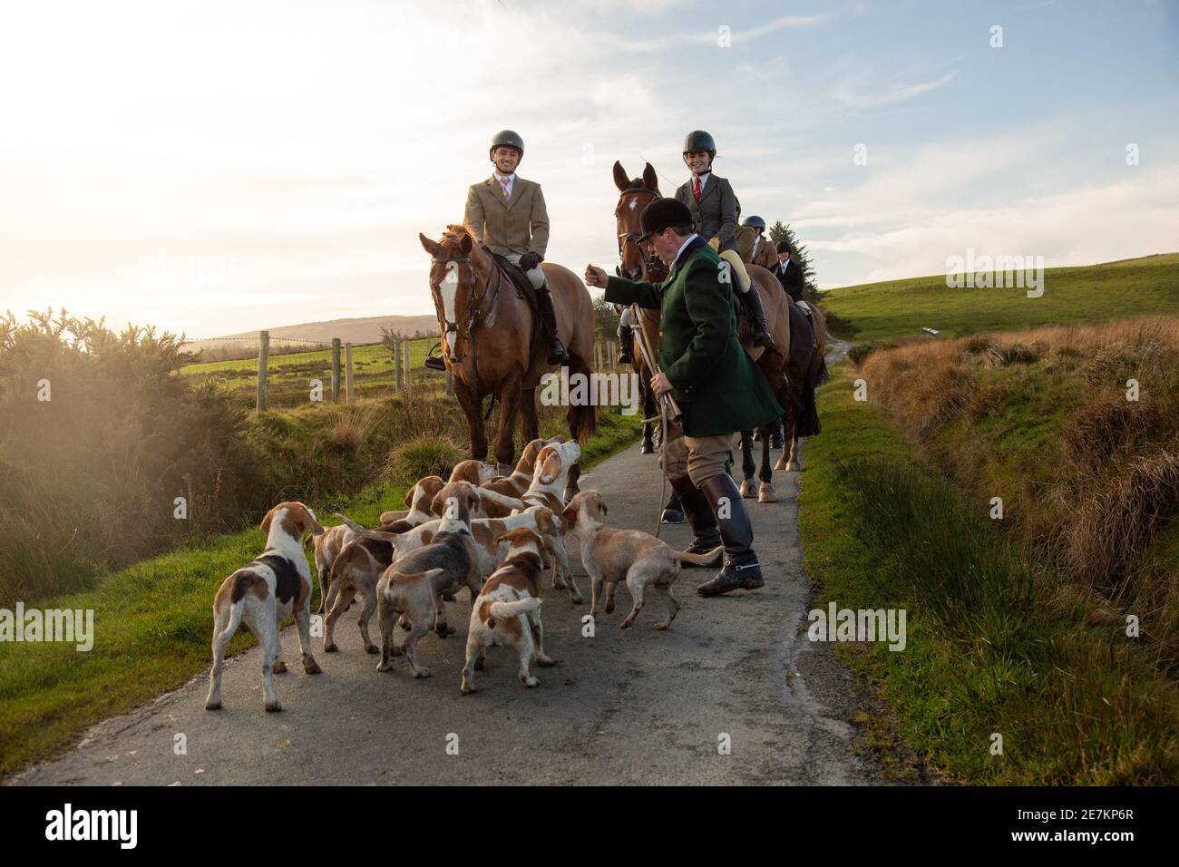 Il padrone del club di baquila di confine ha introdotto le baquile ai cavalieri di cavallo che si allena su una caccia legale drad nel regno unito al sole in un giorno di inverni Foto Stock