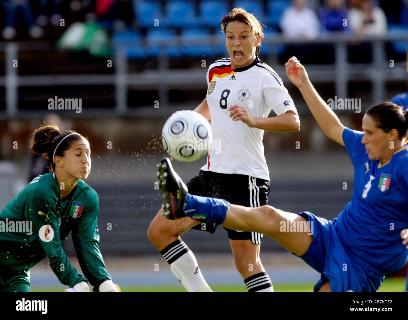 La Germania Inka Grings (C), Giulia Domenichetti (R) e Anna Maria Picarelli  lottano per la palla durante la loro partita di calcio finale di UEFA  femminile Euro 2009 a Lahti il 4