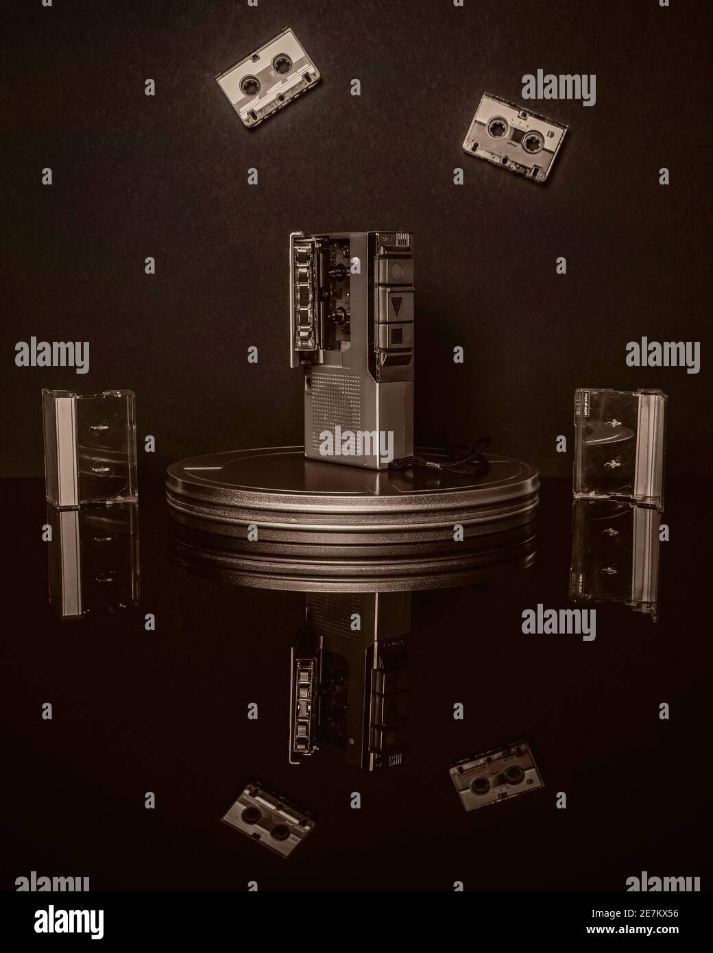 Un vecchio mini registratore a cassette vintage su sfondo seppia Foto Stock