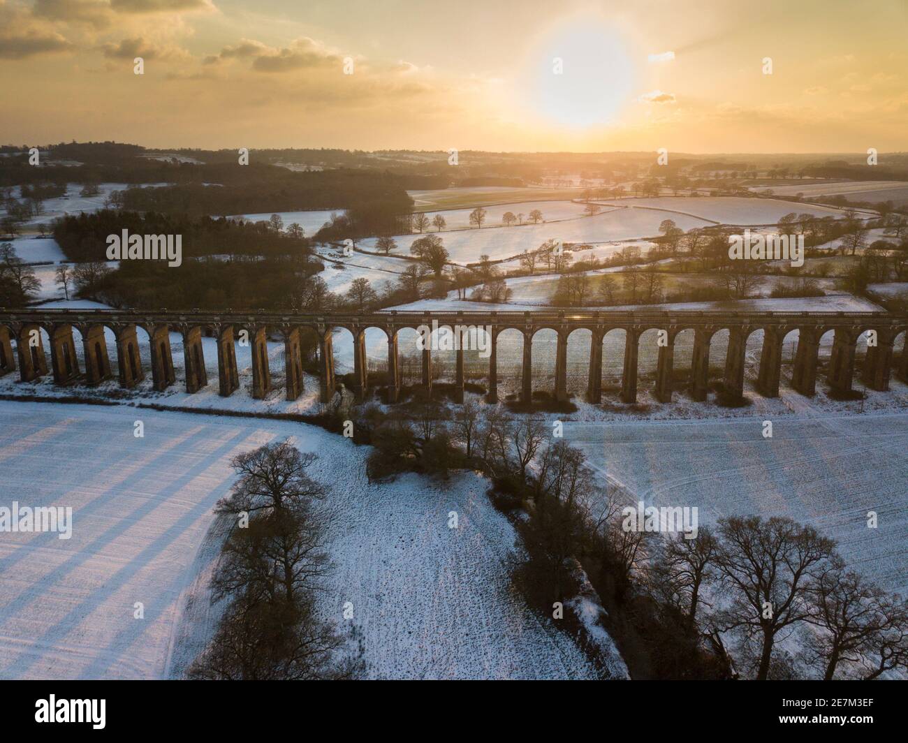 Balcombe o Ouse Valley viadotto all'alba in inverno, West Sussex, Regno Unito. Febbraio Foto Stock