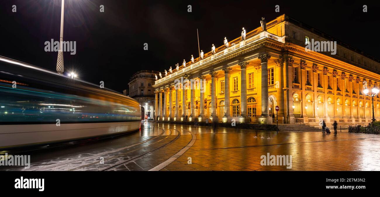 Tram che passa il Grand Théâtre de Bordeaux di notte in Nuova Aquitania, Francia Foto Stock