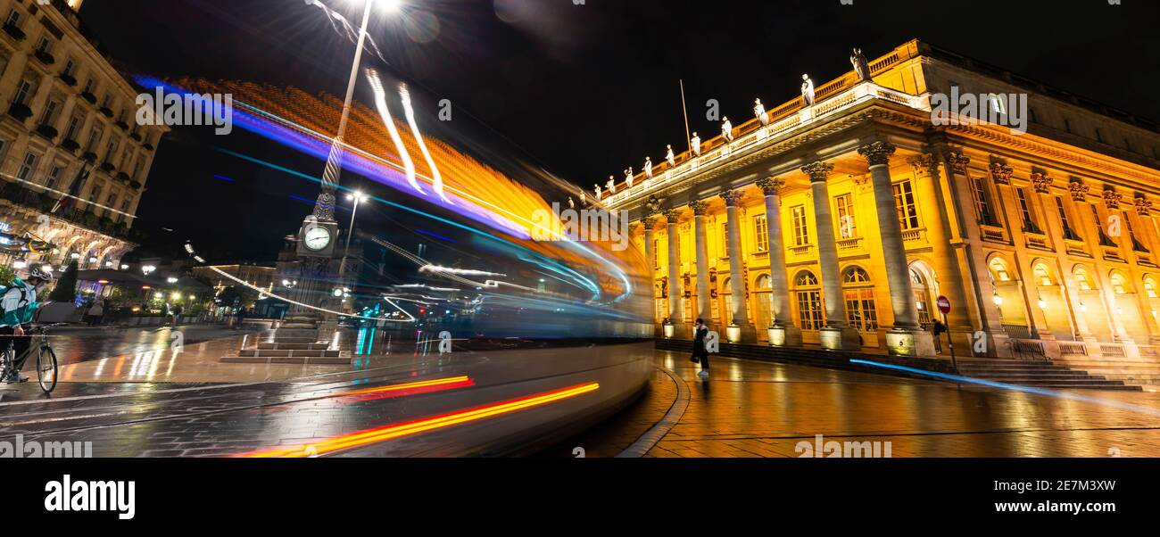 Tram che passa il Grand Théâtre de Bordeaux di notte in Nuova Aquitania, Francia Foto Stock