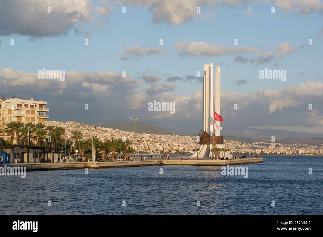 Monumento Ataturk sul lungomare di Karsiyaka, Izmir, Turchia Foto Stock