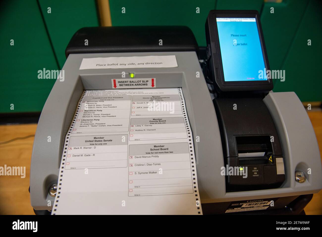 Una scheda di voto completata per le elezioni presidenziali del 2020 è alimentata in uno scrutinio a un seggio di Arlington, Virginia. Foto Stock