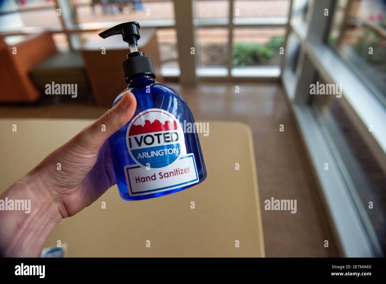 L'igienizzatore per le mani è disponibile per gli elettori dopo che hanno gettato i voti più sciocchi. Le elezioni presidenziali del 2020 si sono svolte durante una pandemia e una calza speciale Foto Stock