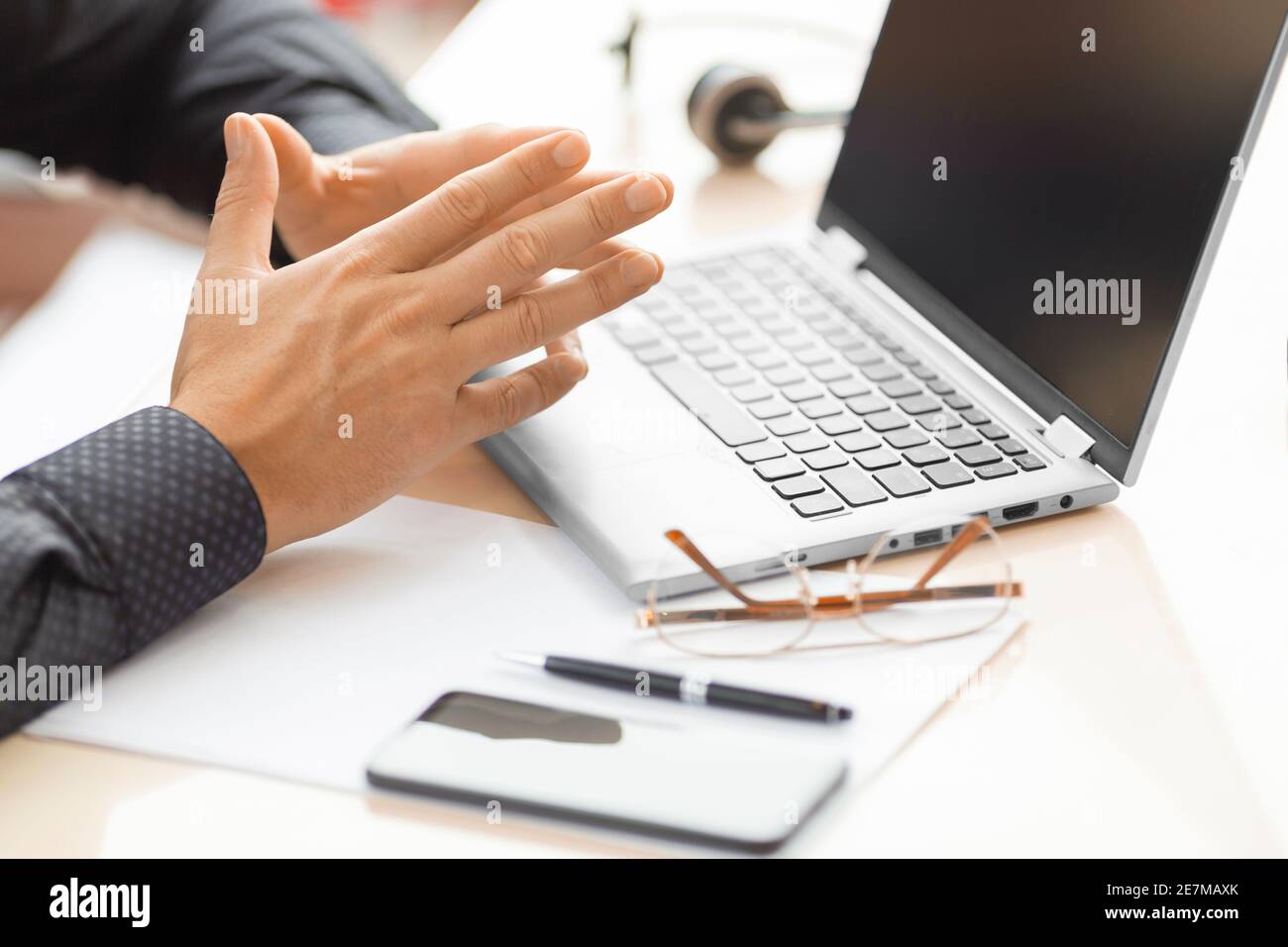 Mani di uomo d'affari durante la videochiamata online. Umano davanti al monitor del computer portatile. Foto Stock