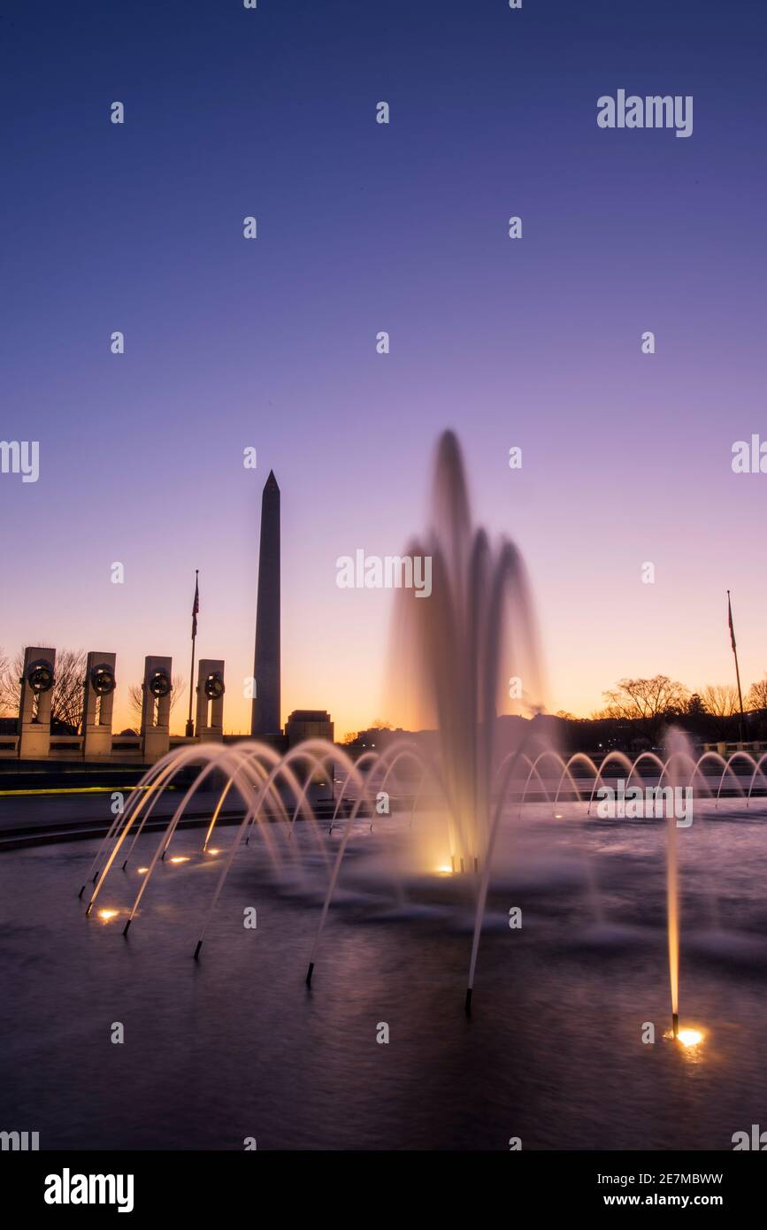 Il cielo si illumina di viola nella luce prima dell'alba al Monumento commemorativo della seconda Guerra Mondiale presso il National Mall di Washington, DC. Foto Stock