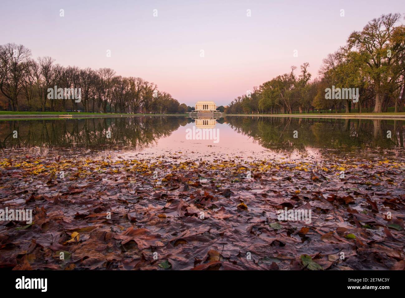 Un cielo rosa si riflette nella piscina riflettente Lincoln Memorial in una frizzante mattinata d'autunno a Washington, DC. Situato alla base della memoria di Lincoln Foto Stock