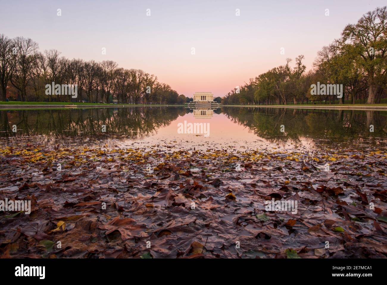 Un cielo rosa si riflette nella piscina riflettente Lincoln Memorial in una frizzante mattinata d'autunno a Washington, DC. Situato alla base della memoria di Lincoln Foto Stock