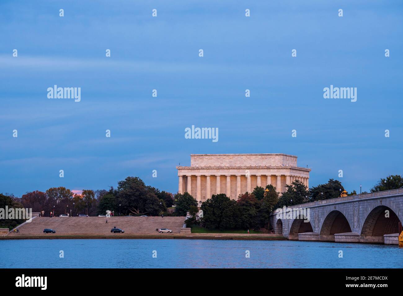 La luna piena, quasi oscurata dalle nuvole, sorge dietro gli alberi al Memoriale di Linocln a Washington, DC, visto dal lato di Arlington del po Foto Stock