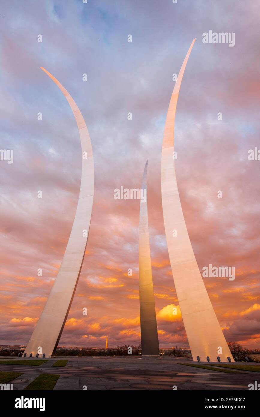 Il cielo si illumina di colori oro e rosa mentre il sole tramonta sul United States Air Force Memorial ad Arlington, Virginia. Il memoriale onora i servi Foto Stock