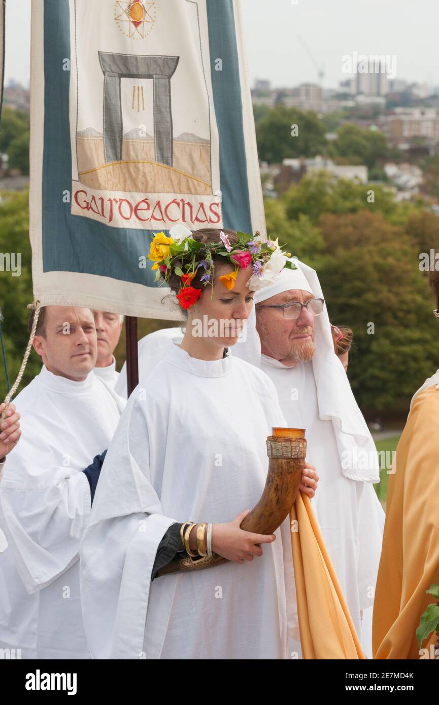 Membri dell'Ordine Druid, che hanno tenuto una cerimonia per celebrare l'equinozio d'autunno a Primrose Hill, Londra. L'ordine Druid, è anche conosciuto dall'antico ordine Druid, un Druidh Uileach Braithreachas, e il cerchio britannico del legame universale. Primrose Hill , Camden, Londra, Regno Unito. 22 Set 2009 Foto Stock