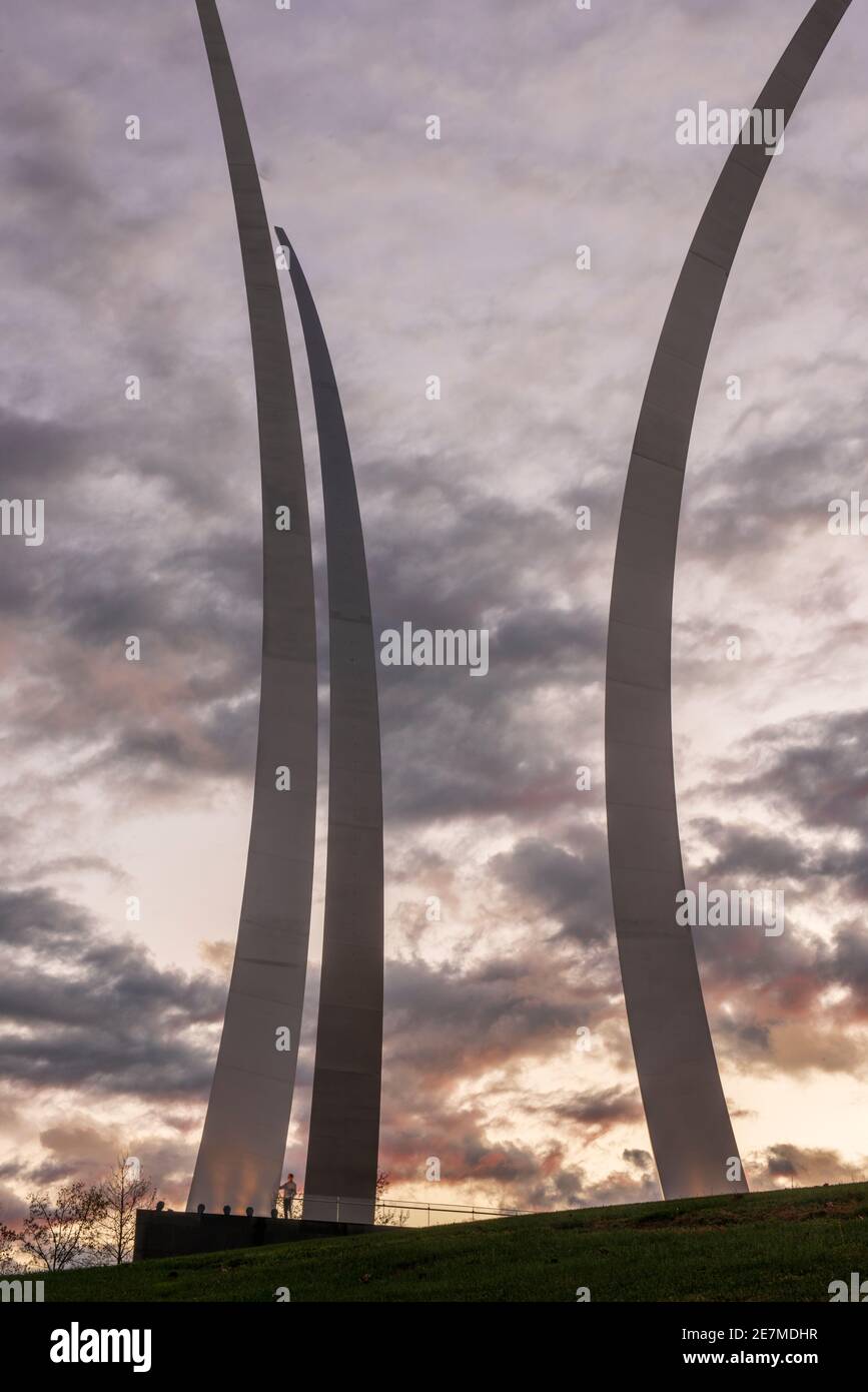 Una persona può essere vista in silhouette come il sole tramonta sul memoriale dell'aeronautica degli Stati Uniti a Arlington, Virginia. Il memoriale onora il serv Foto Stock