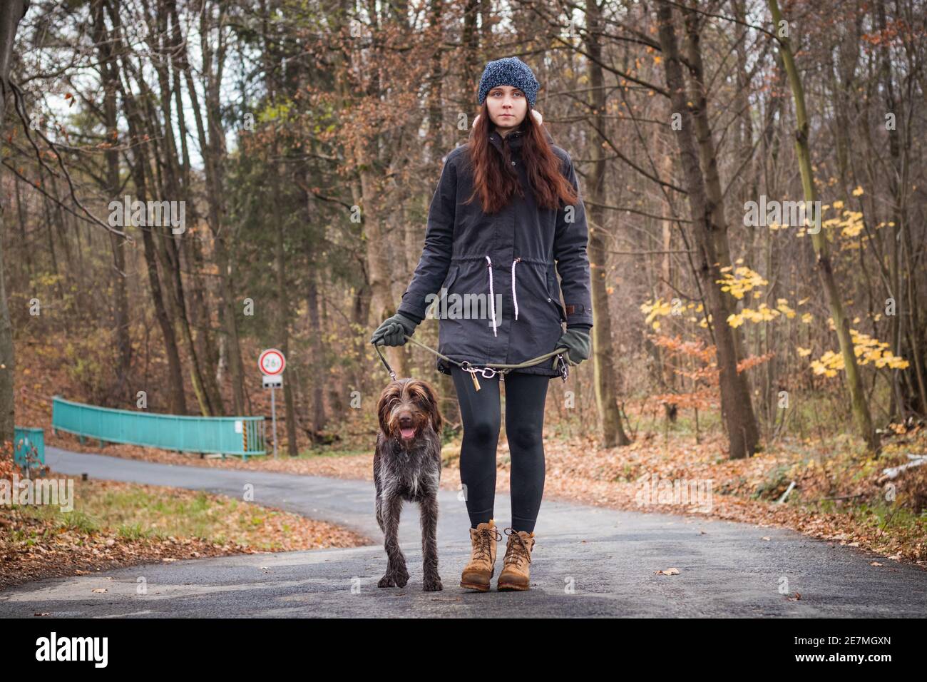 Sorridendo autentica ragazza con il suo cane Bohemian filo-capelli puntando Griffon razza è camminare attraverso la natura. Ritratto candida della giovane donna con la b dell'uomo Foto Stock