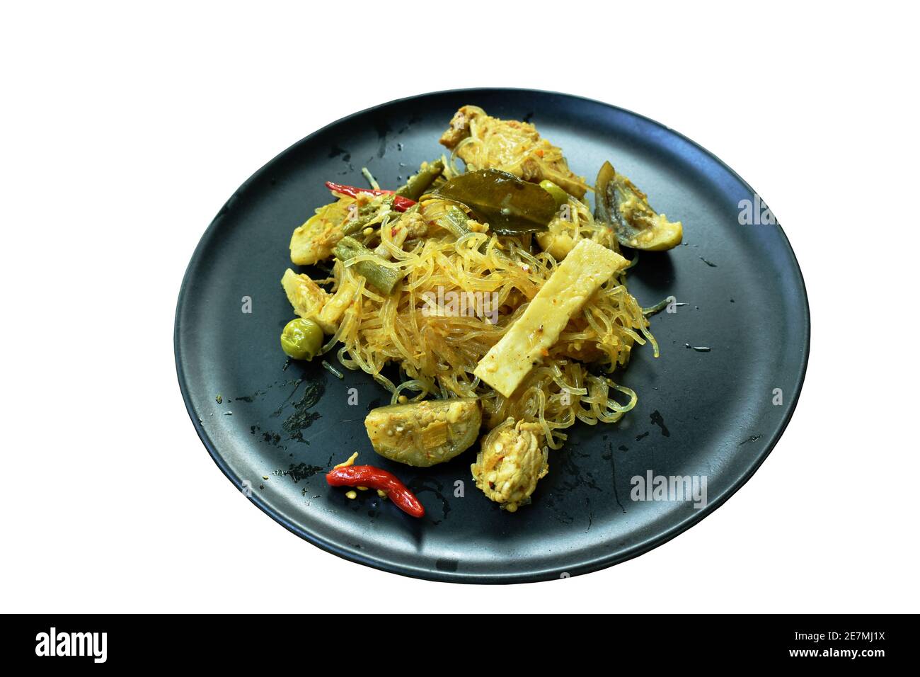 spiccati tagliatelle in vetro fritto con maiale e bambù sparare con melanzane su piastra Foto Stock