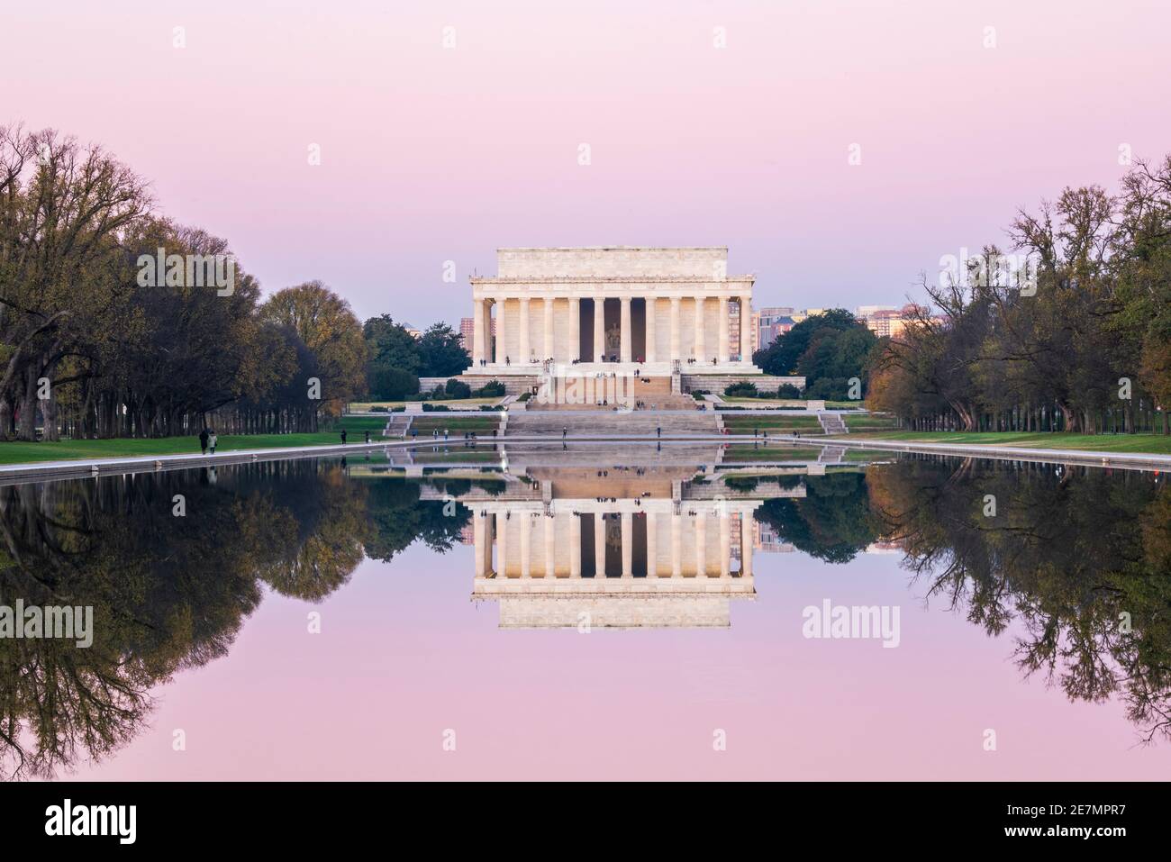 Un cielo rosa e l'iconico Lincoln Memorial in marmo d'avorio si specchiano nella piscina riflettente in una frizzante mattinata d'autunno a Washington, DC. Si trova presso il Foto Stock