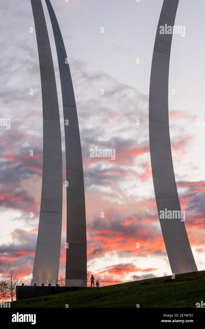 Due persone possono essere viste in silhouette mentre il sole tramonta sul memoriale dell'aeronautica degli Stati Uniti ad Arlington, Virginia. Il memoriale onora il servizio o Foto Stock
